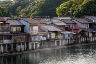 Houses lining the Kozagawa river, Ohechi route